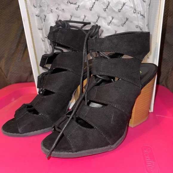 Heels - Picture 5 of 5